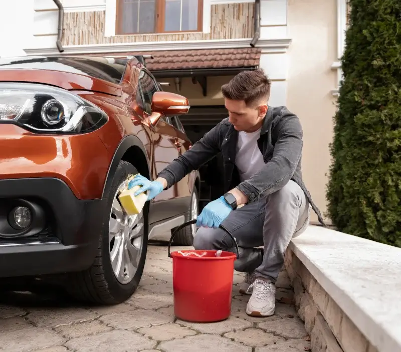 Lavage auto à domicile Merfy : professionnel intervenant sur un véhicule